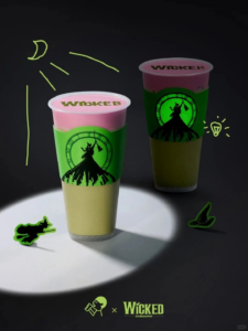 喜茶x《WICKED》联名限定，网友喊话“国内也该上新了！